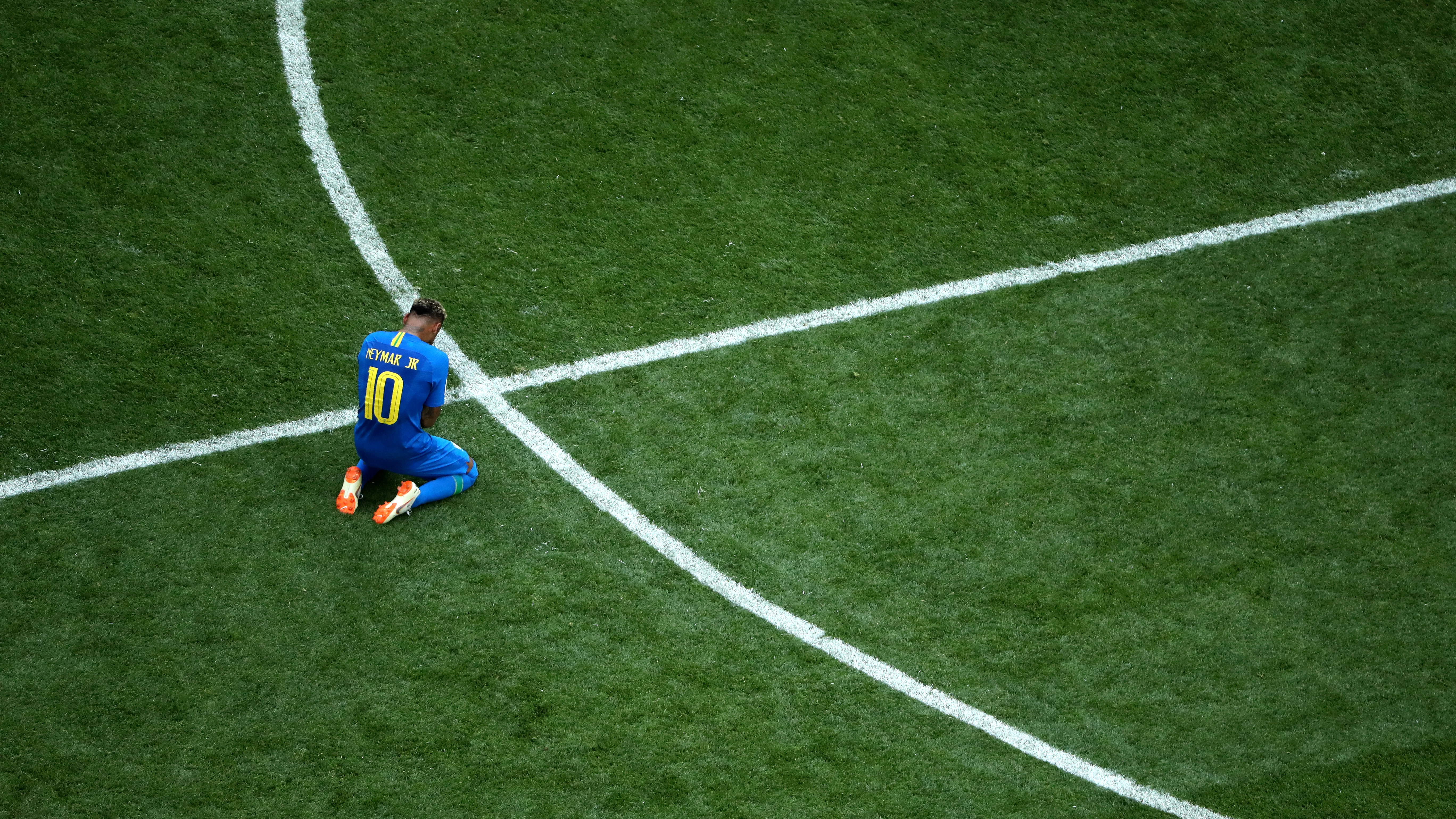 Neymar llora desconsolado en el césped