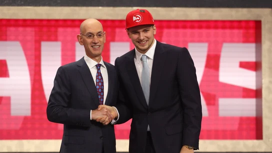 Luka Doncic y Adam Silver se estrechan la mano en la noche del Draft Luka Doncic y Adam Silver se estrechan la mano en la noche del Draft