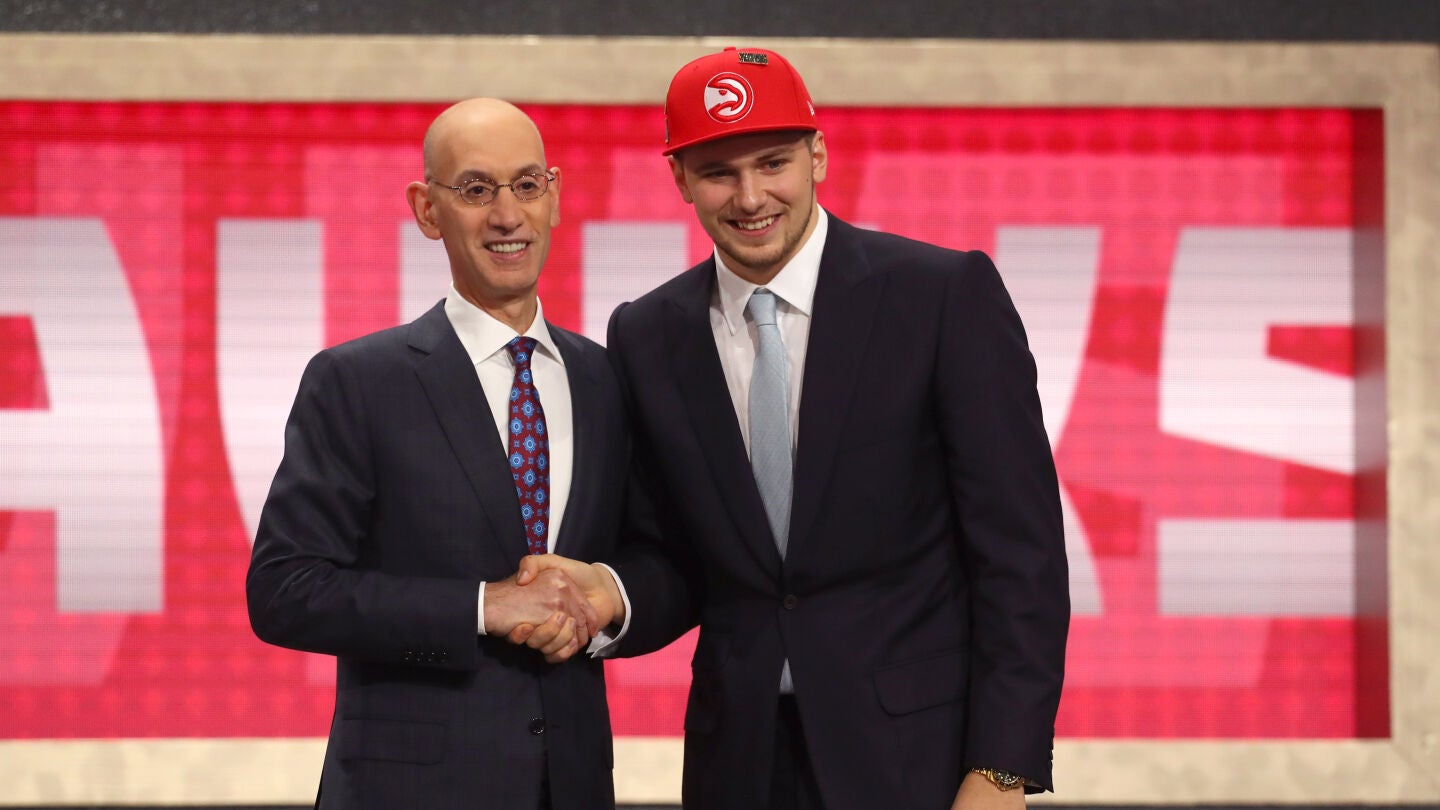 Luka Doncic y Adam Silver se estrechan la mano en la noche del Draft