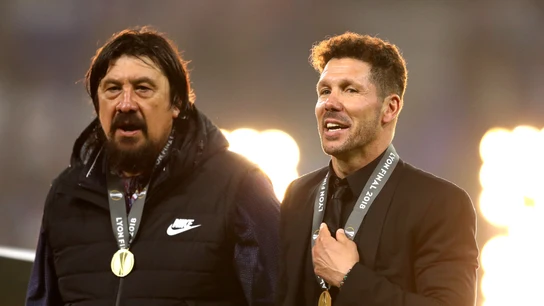 Simeone, junto al 'Mono' Burgos en la celebración por la Europa League Simeone, junto al 'Mono' Burgos en la celebración por la Europa League