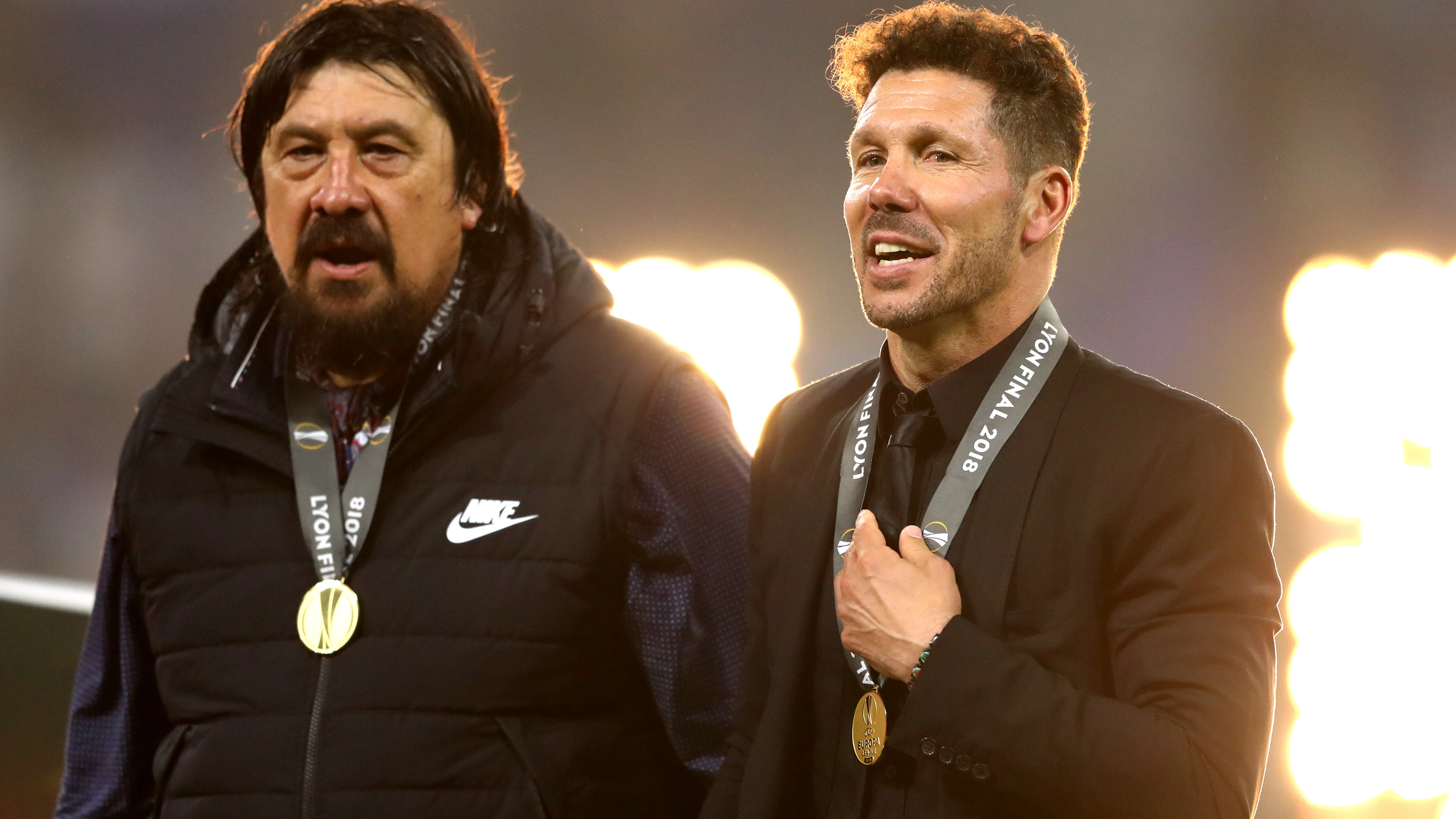 Simeone, junto al 'Mono' Burgos en la celebración por la Europa League