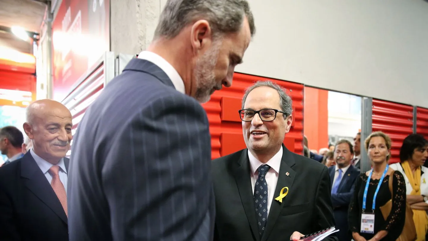 Torra da al Rey un libro sobre el 1-O y los informes del Síndic Torra da al Rey un libro sobre el 1-O y los informes del Síndic