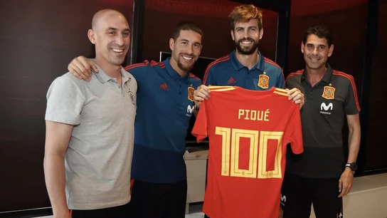 Piqué, junto a Rubiales, Ramos y Hierro Piqué, junto a Rubiales, Ramos y Hierro