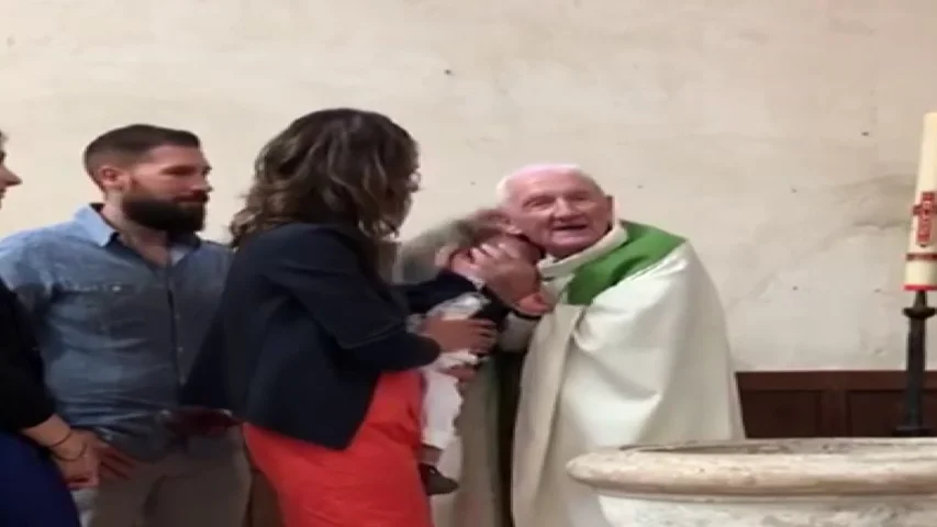 Un sacerdote pega a un bebé en pleno bautizo ante la mirada atónita de sus padres Un sacerdote pega a un bebé en pleno bautizo ante la mirada atónita de sus padres