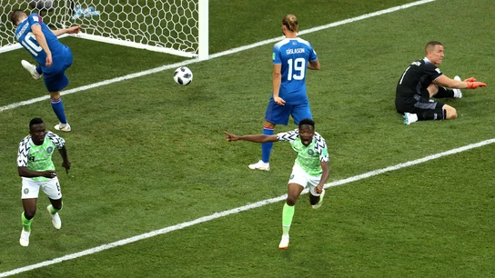 Musa celebra el primero de sus goles contra Islandia Musa celebra el primero de sus goles contra Islandia