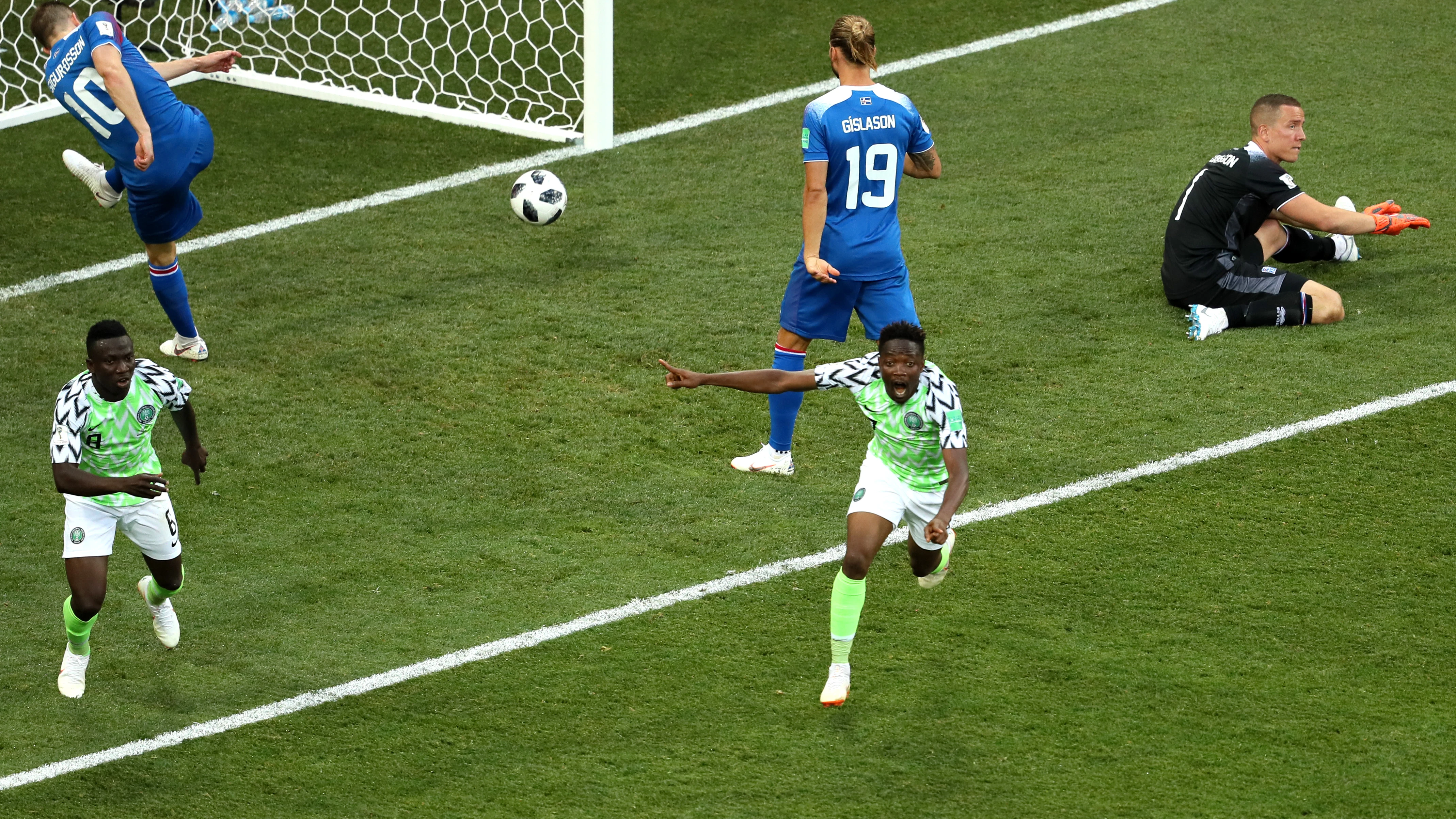 Musa celebra el primero de sus goles contra Islandia