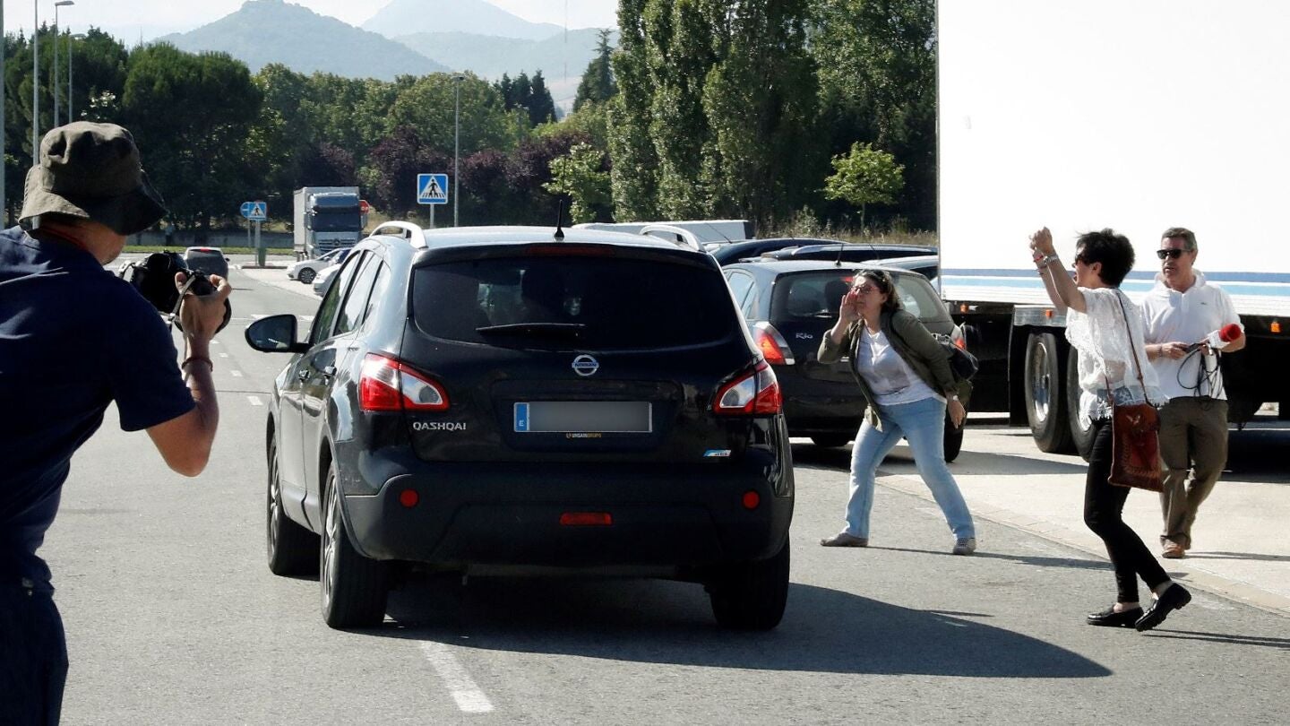Los miembros de La Manada saliendo de la prisi&oacute;n de Pamplona