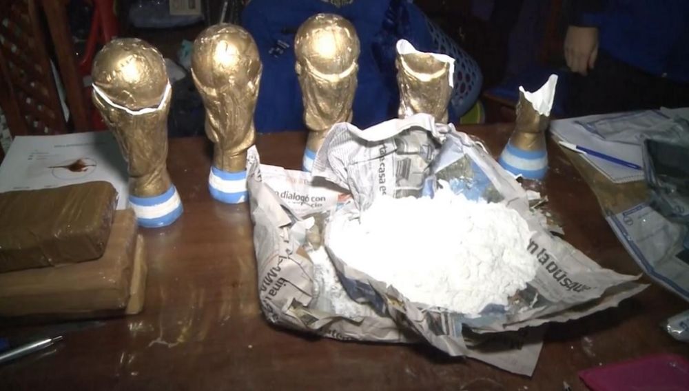 Imagen de los trofeos donde se encontraba la droga en Argentina