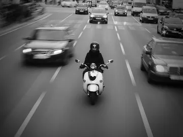 Motorista en ciudad Motorista en ciudad