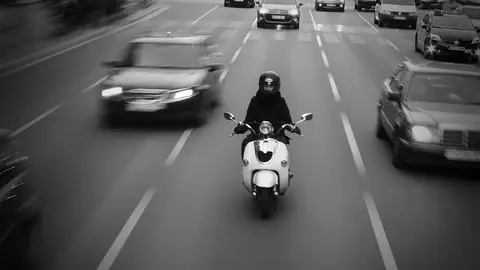 Motorista en ciudad Motorista en ciudad