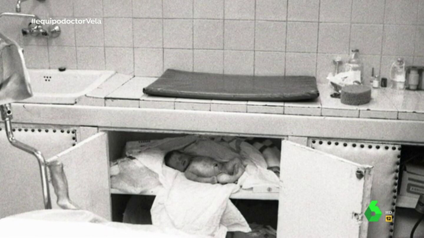 Un beb&eacute; muerto guardado en una nevera: el ni&ntilde;o que el doctor Vela ense&ntilde;aba a las madres para robarles a sus hijos