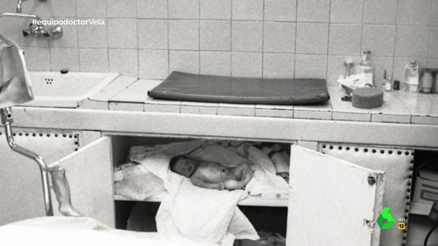 Un bebé muerto guardado en una nevera: el niño que el doctor Vela enseñaba a las madres para robarles a sus hijos Un bebé muerto guardado en una nevera: el niño que el doctor Vela enseñaba a las madres para robarles a sus hijos