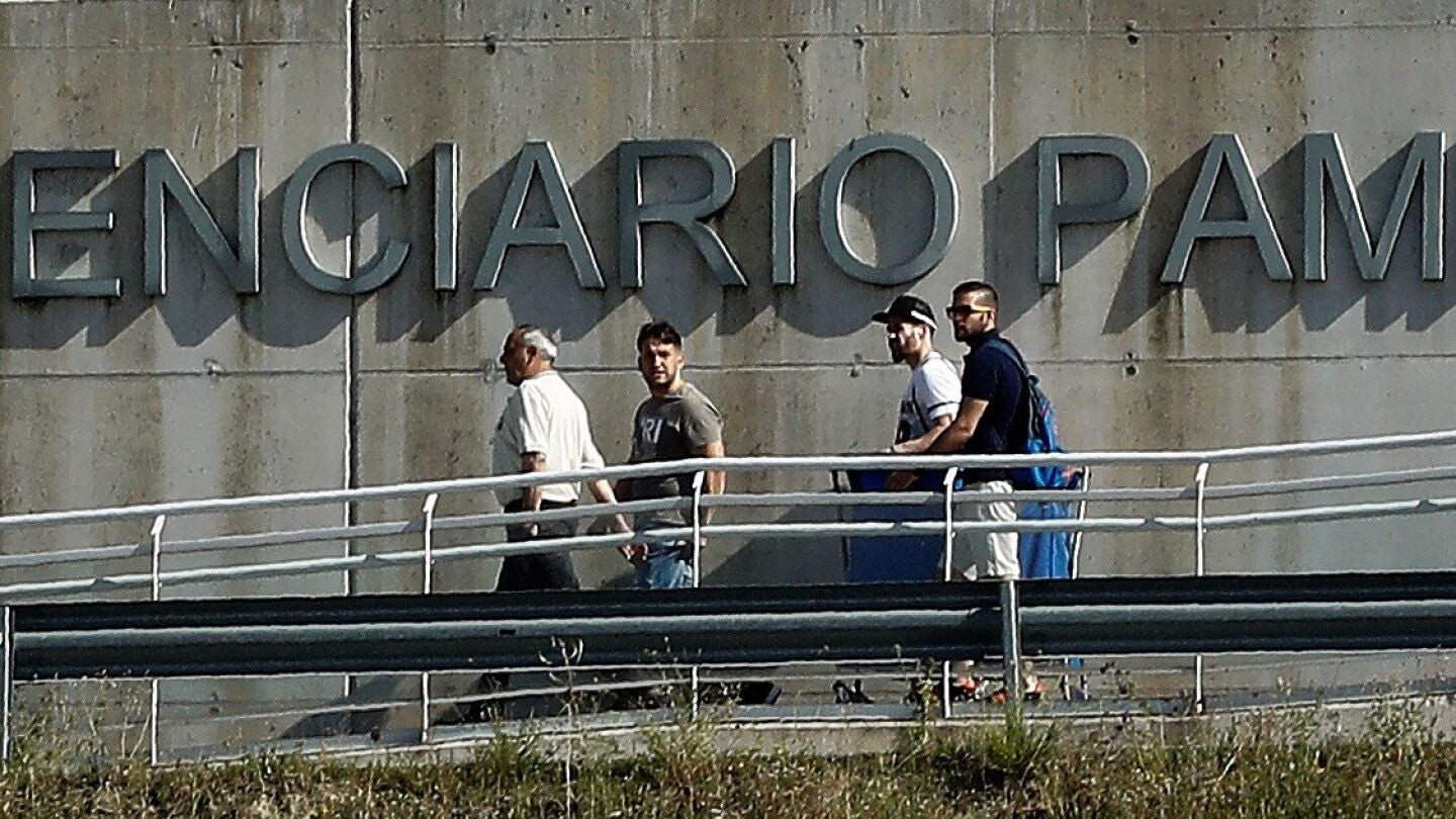 Los tres miembros de 'La Manada', Jos&eacute; &Aacute;ngel Prenda, &Aacute;ngel Boza y Jes&uacute;s Escudero abandonan la prisi&oacute;n de Pamplona