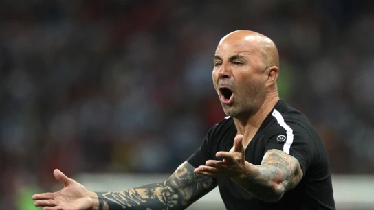Sampaoli protesta una jugada desde la banda Sampaoli protesta una jugada desde la banda