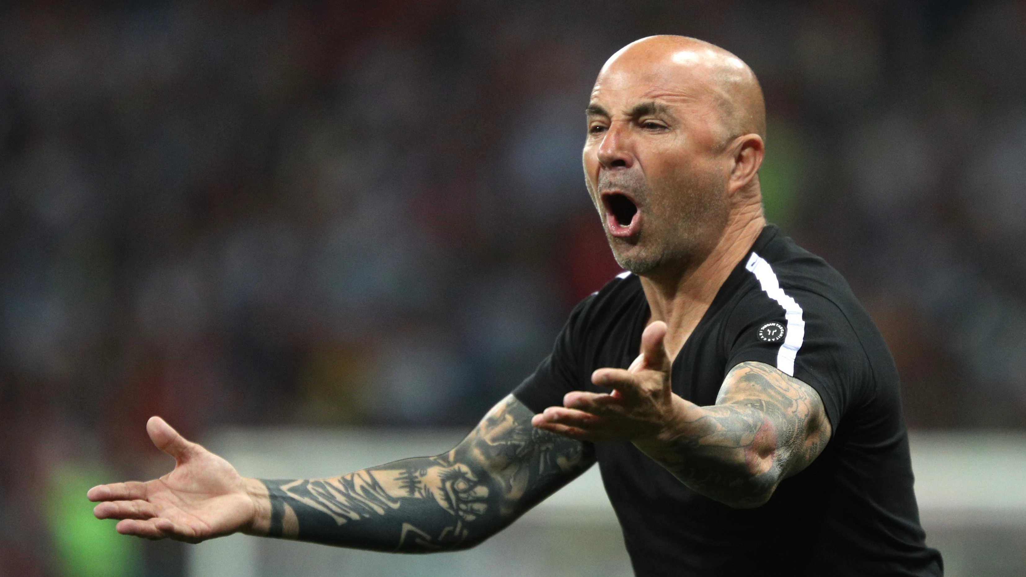 Sampaoli protesta una jugada desde la banda