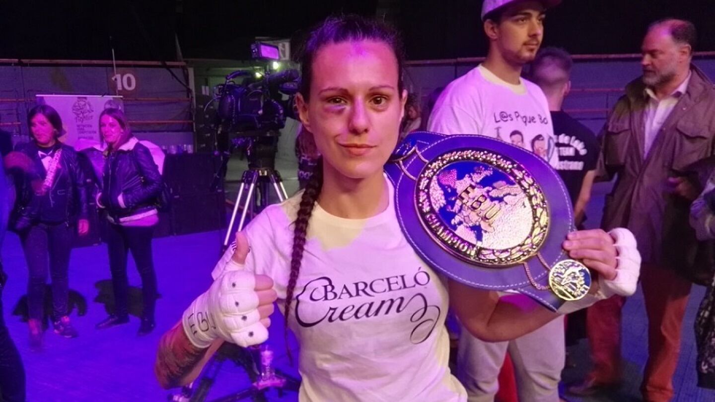Joana Pastrana, con su cintur&oacute;n de campeona del mundo