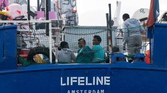 El barco de la ONG Lifeline que se encuentra a la deriva en el Mediterr&aacute;neo recibir&aacute; suministros 