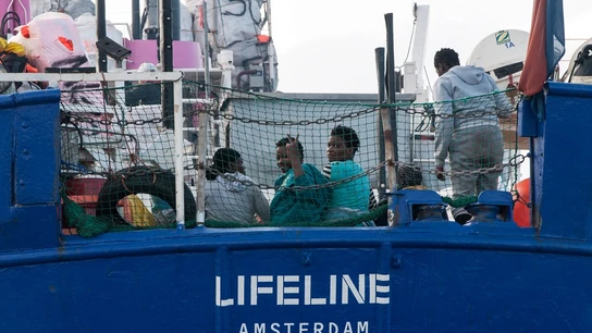 El barco de la ONG Lifeline se encuentra a la deriva en el Mediterráneo El barco de la ONG Lifeline que se encuentra a la deriva en el Mediterráneo recibirá suministros