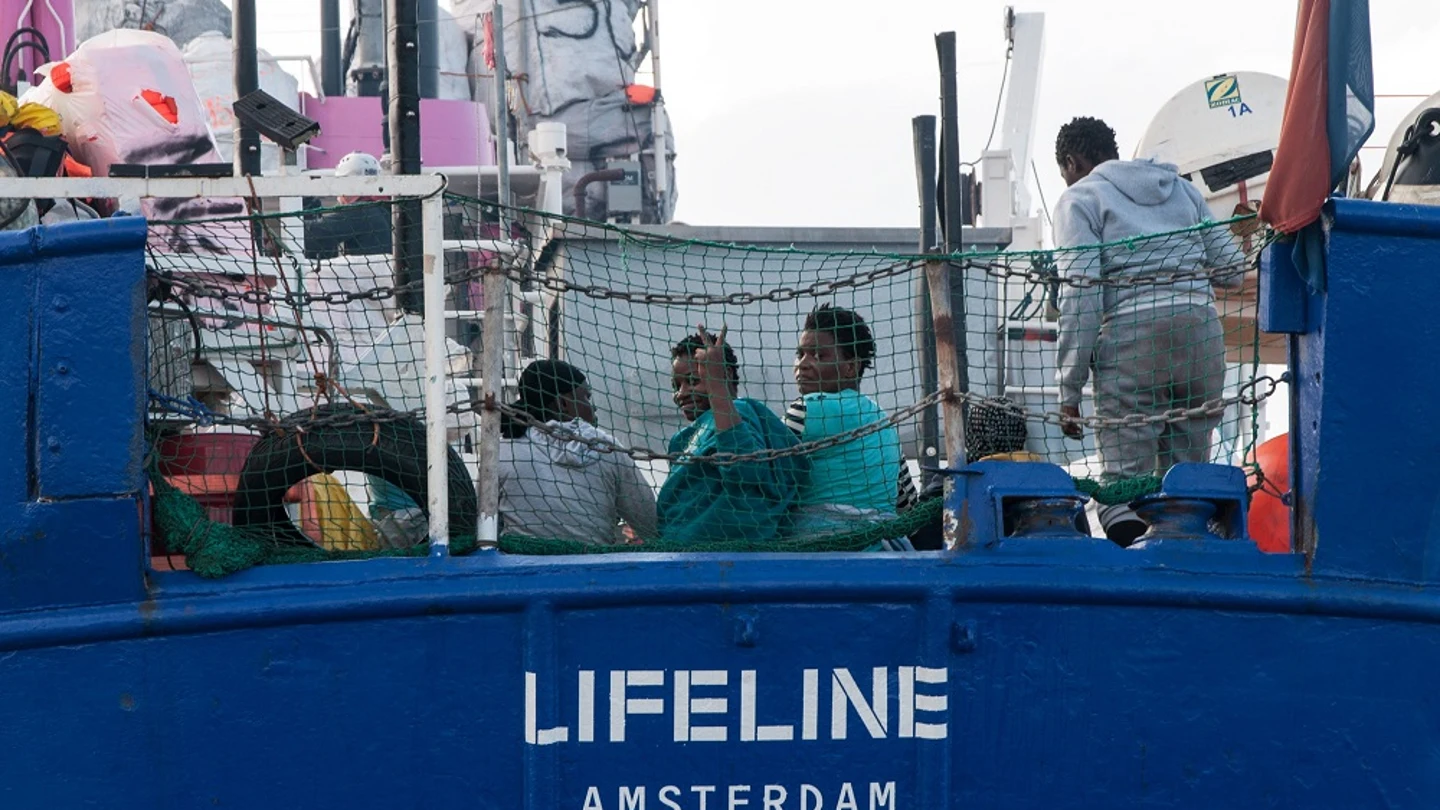 El barco de la ONG Lifeline se encuentra a la deriva en el Mediterráneo El barco de la ONG Lifeline que se encuentra a la deriva en el Mediterráneo recibirá suministros