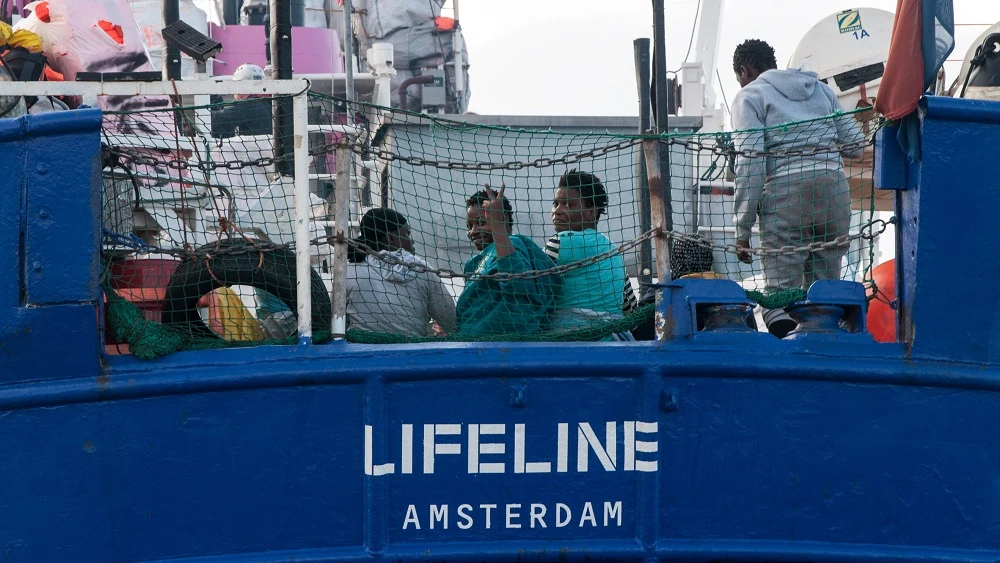 El barco de la ONG Lifeline que se encuentra a la deriva en el Mediterráneo recibirá suministros 