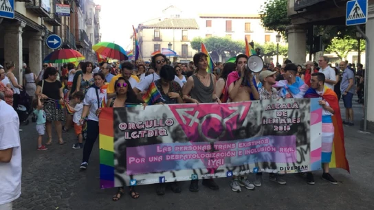 Manifestantes en Alcalá de Henares por la igualdad de los trans Manifestantes en Alcalá de Henares por la igualdad de los trans