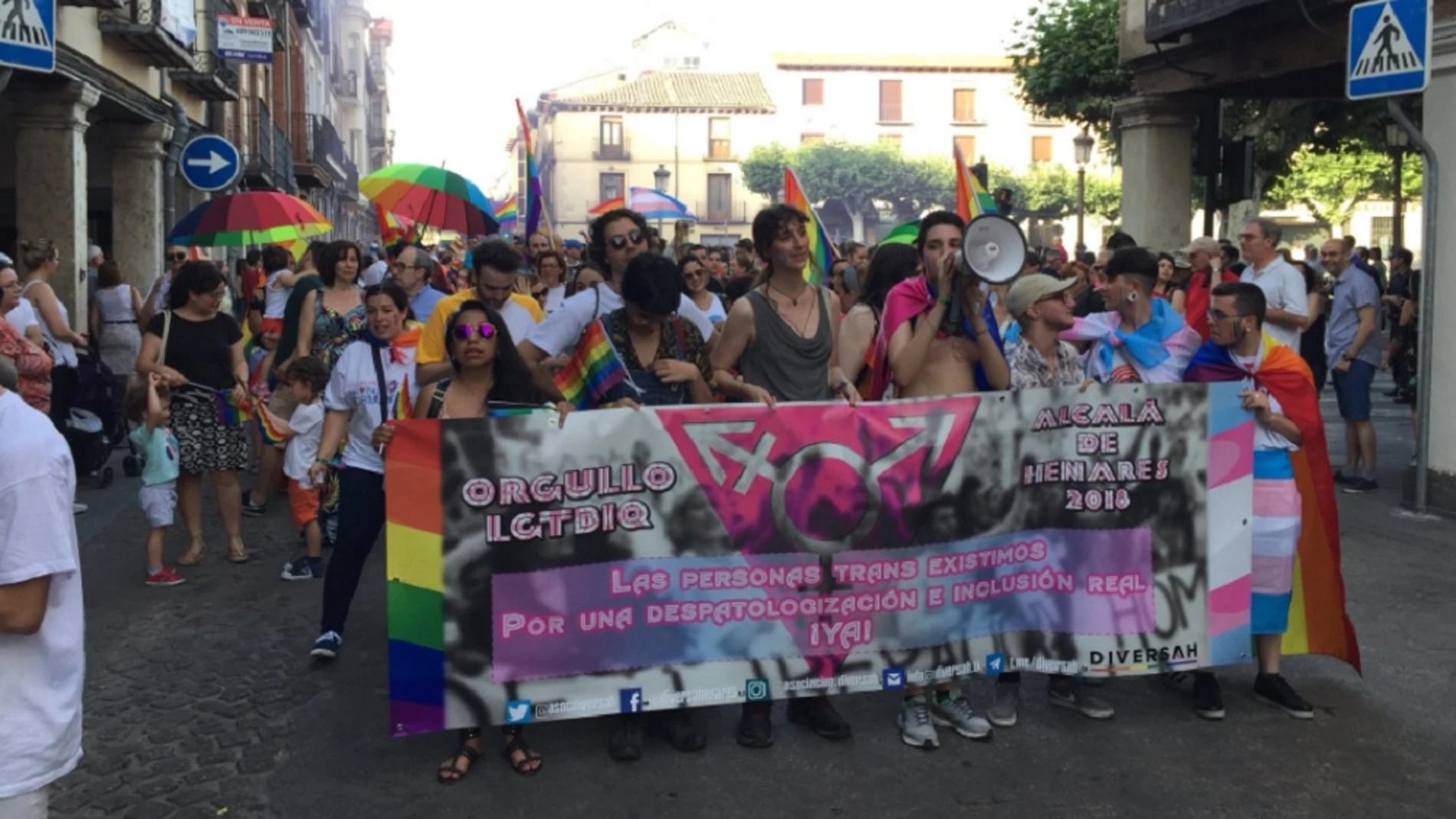 Manifestantes en Alcalá de Henares por la igualdad de los trans