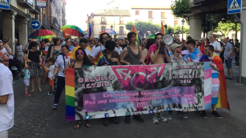 Manifestantes en Alcalá de Henares por la igualdad de los trans