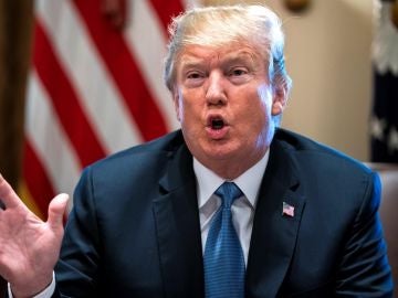 El presidente de EE. UU, Donald Trump, se dirige a los medios antes de su reunión con los miembros de su administración El presidente de EE. UU, Donald Trump, se dirige a los medios antes de su reunión con los miembros de su administración