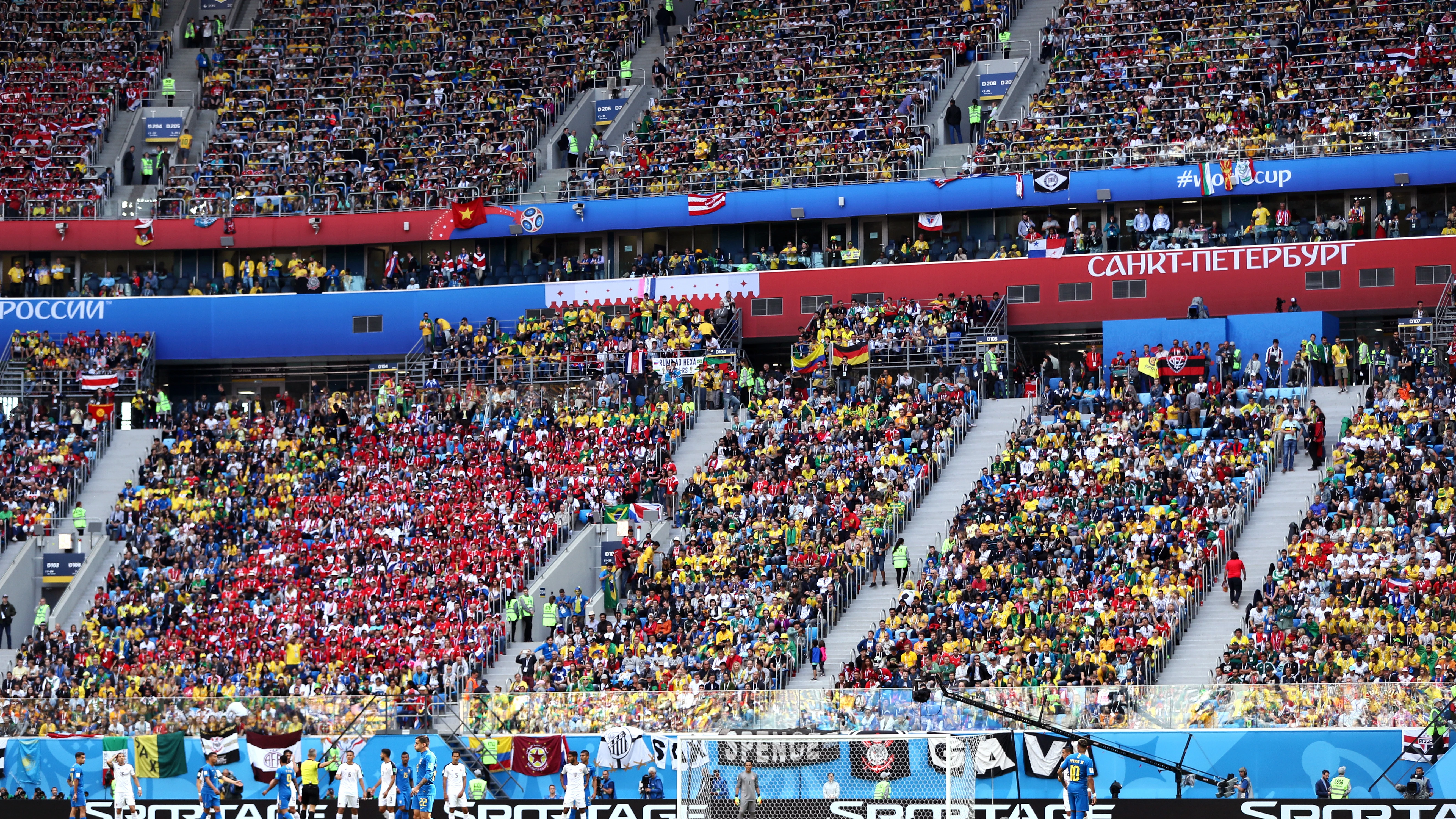 La grada del estadio Krestovsky durante el Brasil - Costa Rica