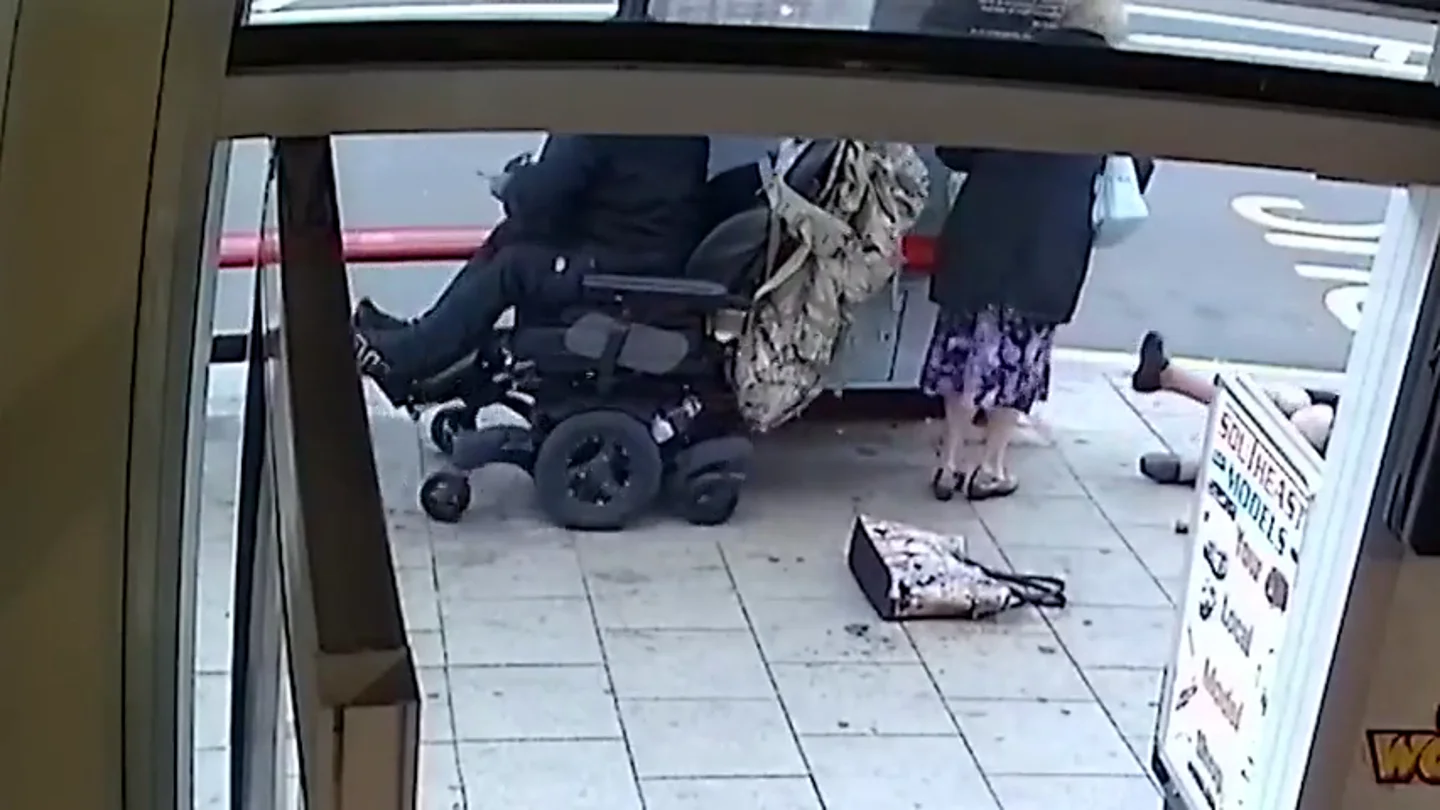 Un hombre en silla de ruedas atropella y tira al suelo a dos ancianas Un hombre en silla de ruedas atropella y tira al suelo a dos ancianas