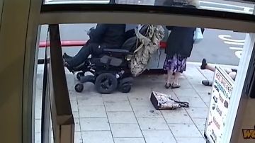 Un hombre en silla de ruedas atropella y tira al suelo a dos ancianas