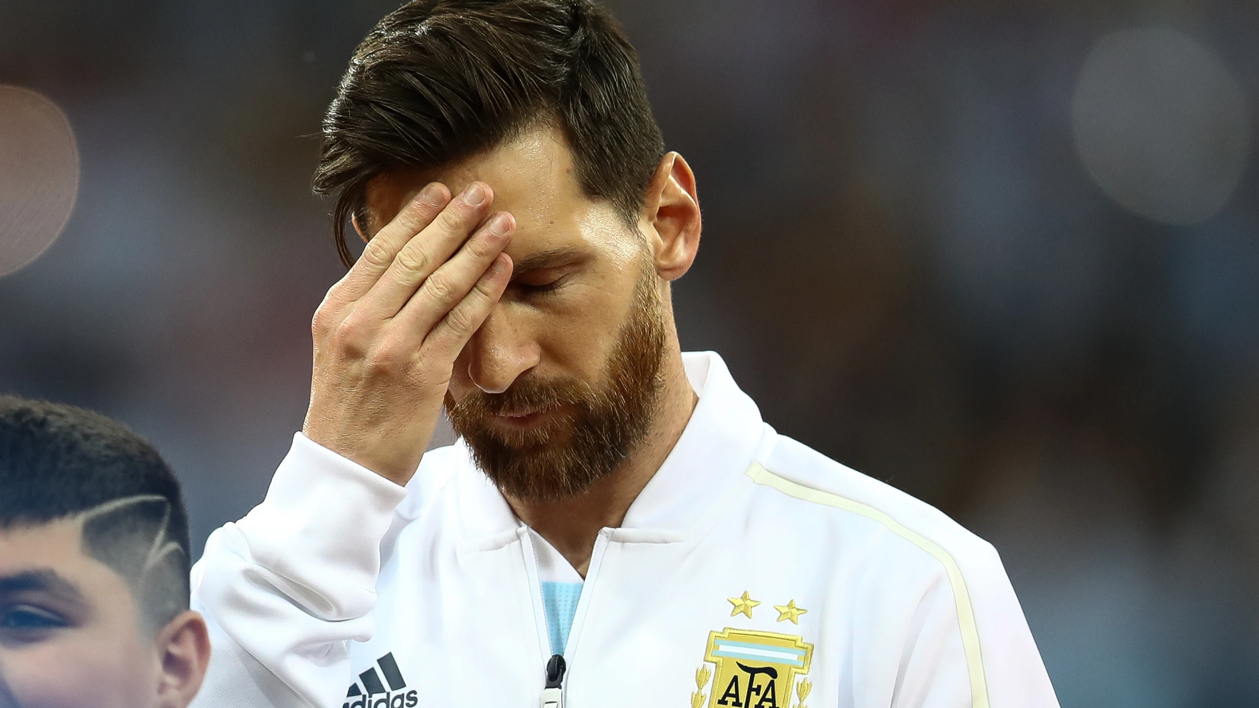 Leo Messi se echa la mano a la cabeza antes del Argentina - Croacia