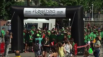 Bilbao se tiñe de verde en la carrera solidaria de apoyo a las personas refugiadas