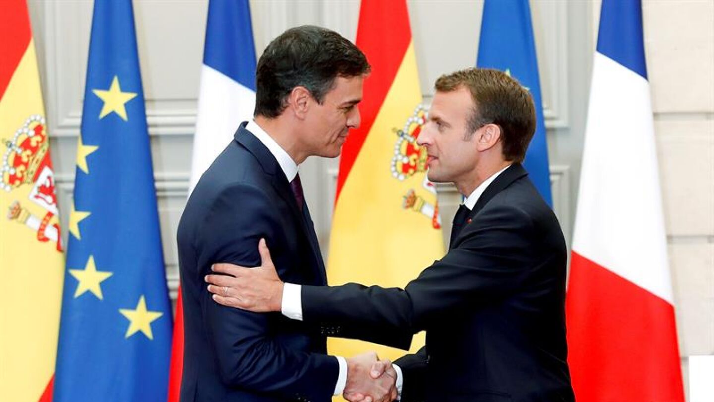 El jefe del Gobierno, Pedro S&aacute;nchez y el presidente franc&eacute;s, Emmanuel Macron 