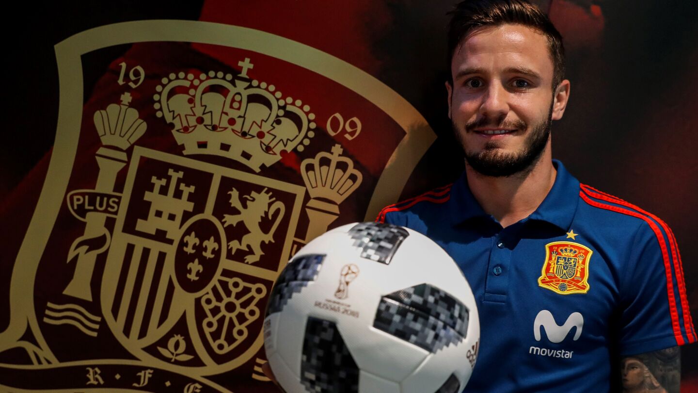 Sa&uacute;l posa con el escudo de la Selecci&oacute;n detr&aacute;s