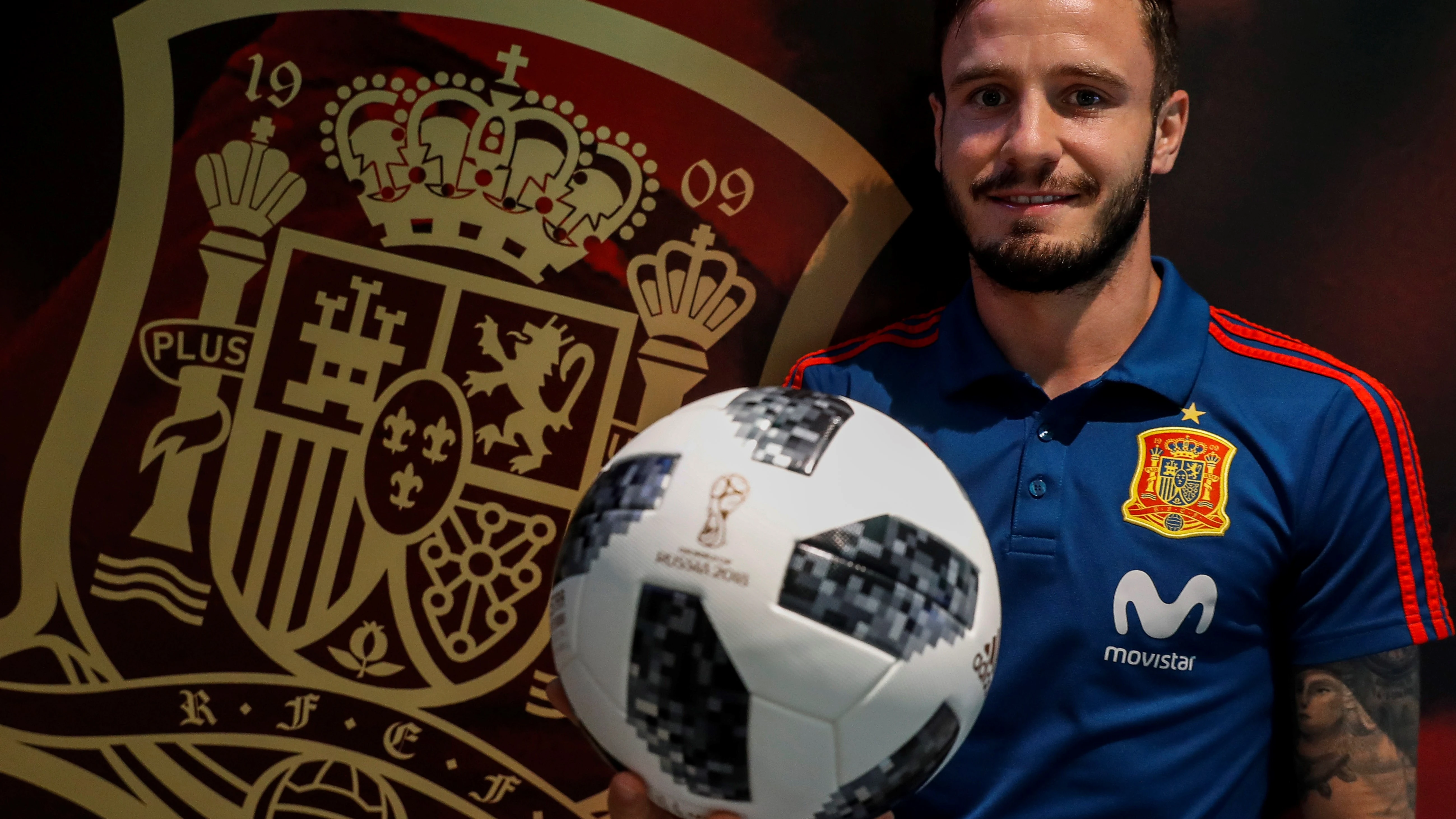 Saúl posa con el escudo de la Selección detrás