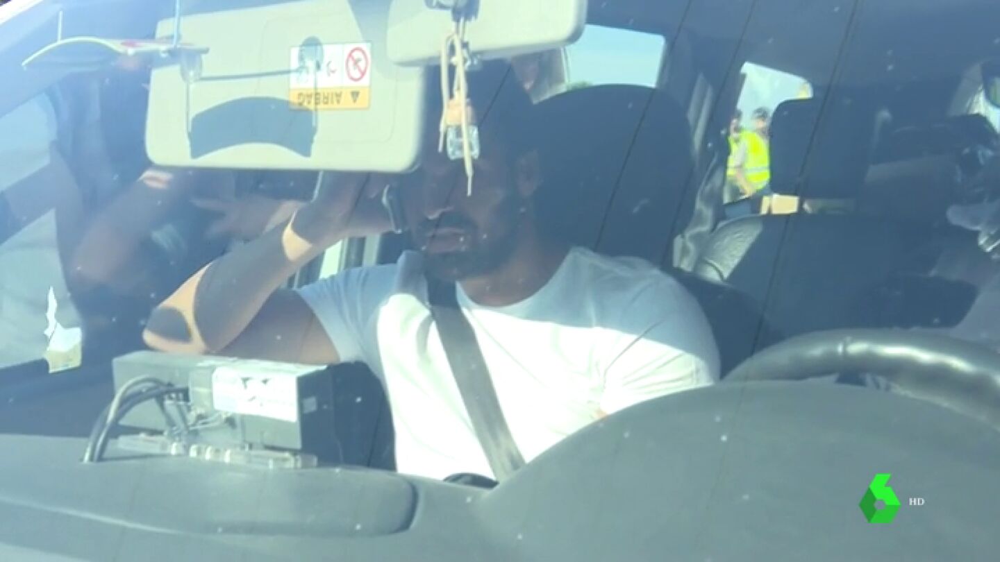 Acompa&ntilde;ados, tranquilos e intentando evitar a la prensa: las im&aacute;genes de c&oacute;mo sali&oacute; 'La Manada' de la c&aacute;rcel