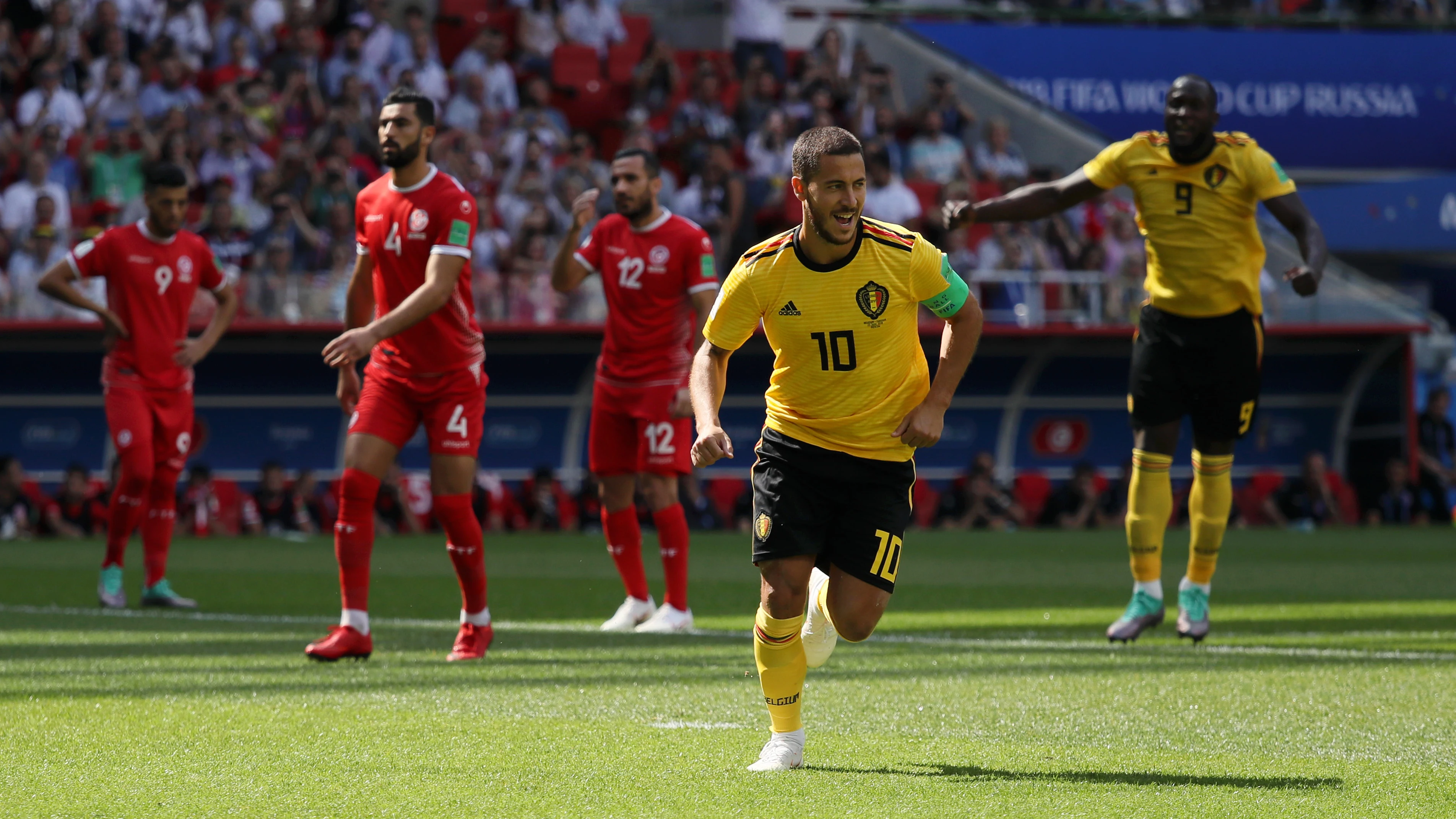 Hazard celebra uno de sus goles contra Túnez