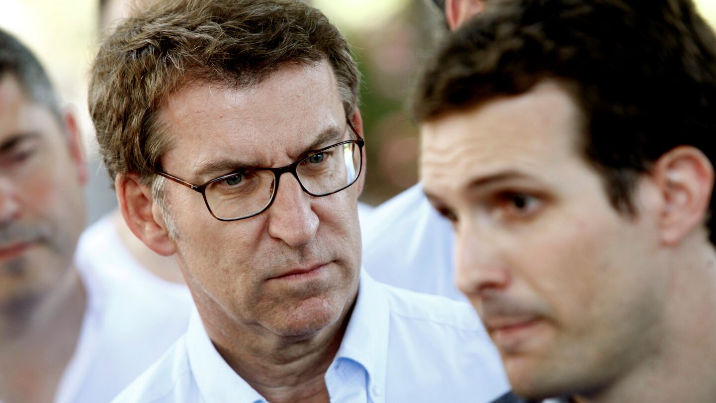 Pablo Casado junto a Alberto N&uacute;&ntilde;ez Feij&oacute;o en el primer acto de campa&ntilde;a del candidato