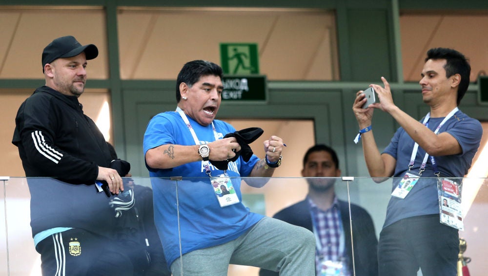 Maradona, en la grada durante el Argentina - Croacia