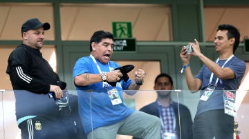 Maradona, en la grada durante el Argentina - Croacia