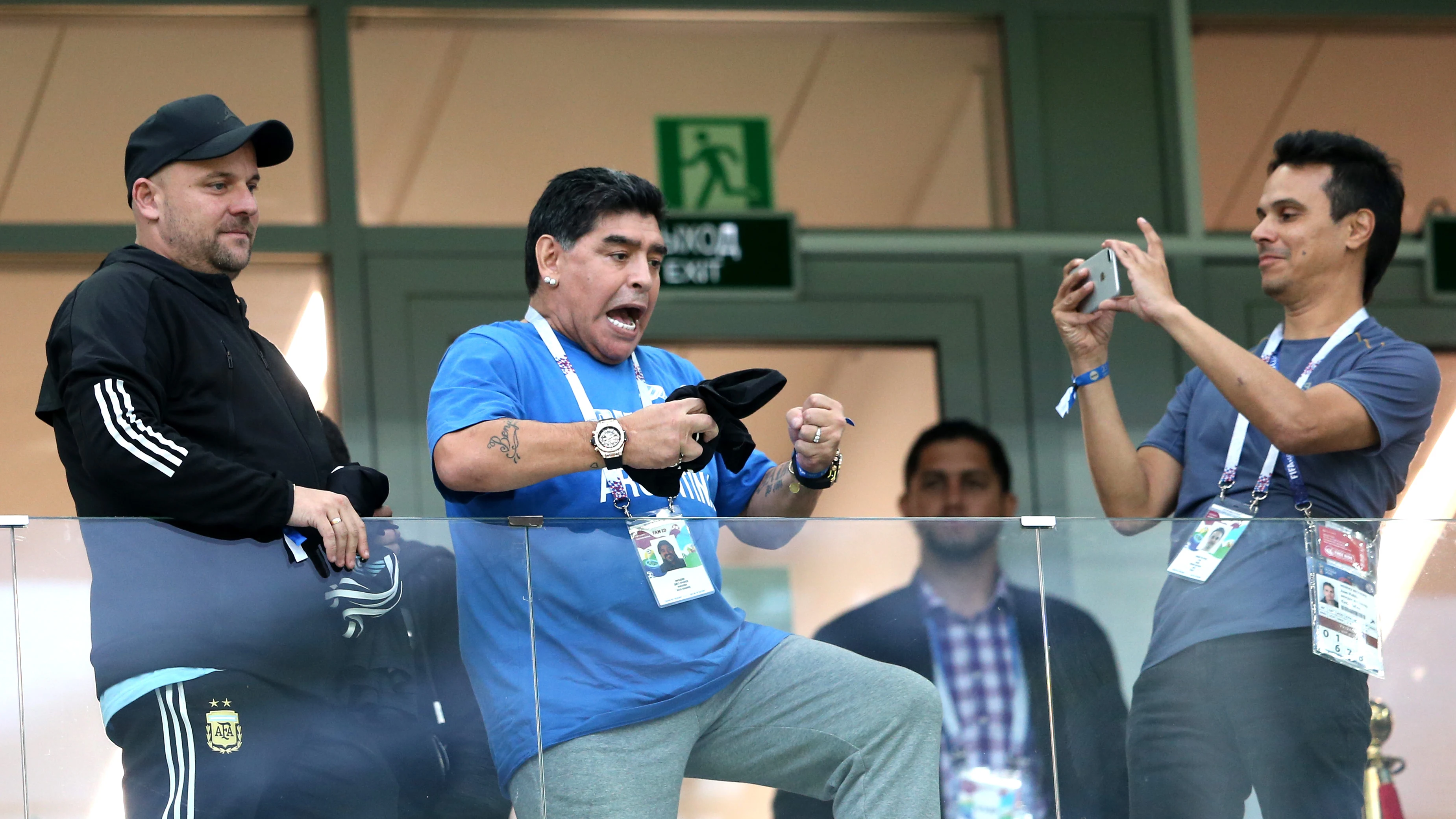 Maradona, en la grada durante el Argentina - Croacia