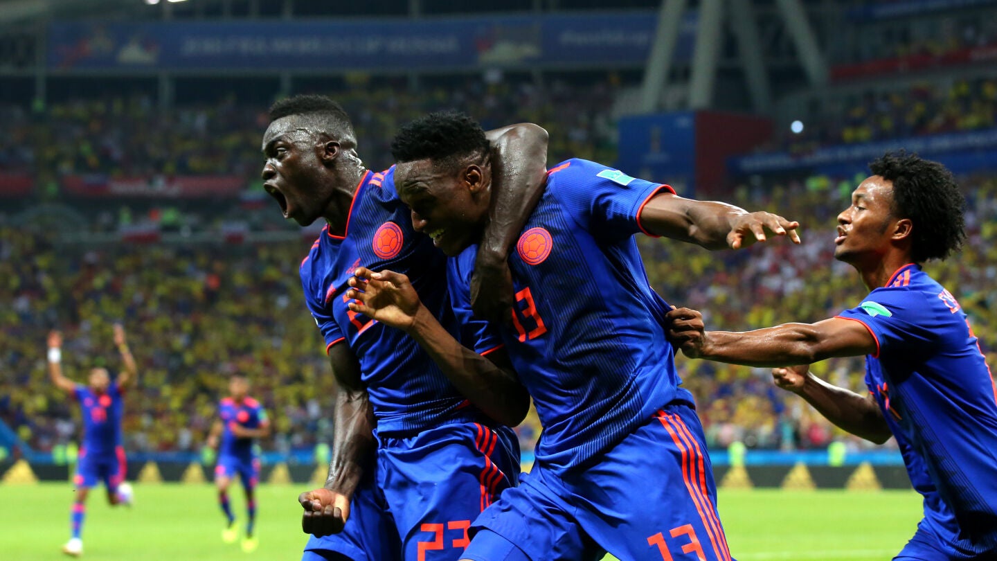 Los jugadores colombianos celebran el gol de Yerry Mina