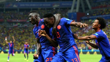 Los jugadores colombianos celebran el gol de Yerry Mina