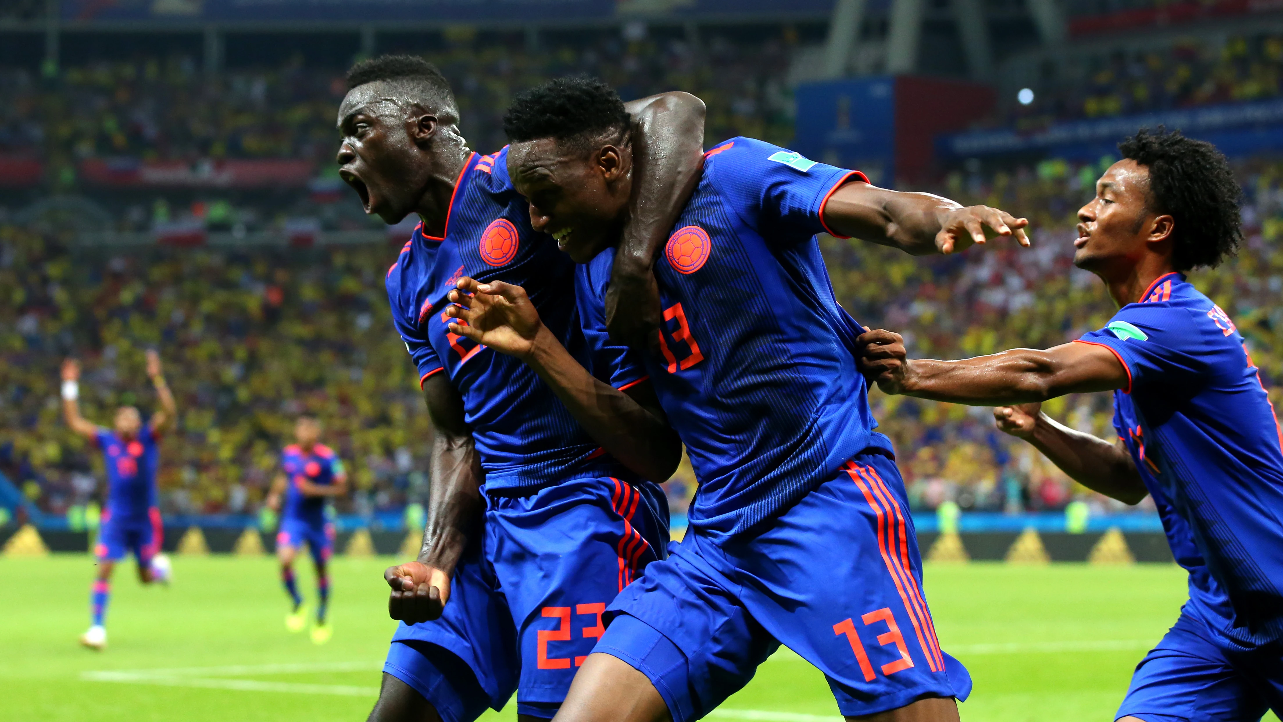 Los jugadores colombianos celebran el gol de Yerry Mina