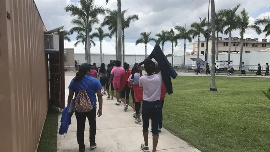 Varios niños inmigrantes varios niños inmigrantes caminan dentro del Refugio Temporal de Homestead para niños inmigrantes no acompañados, en Florida