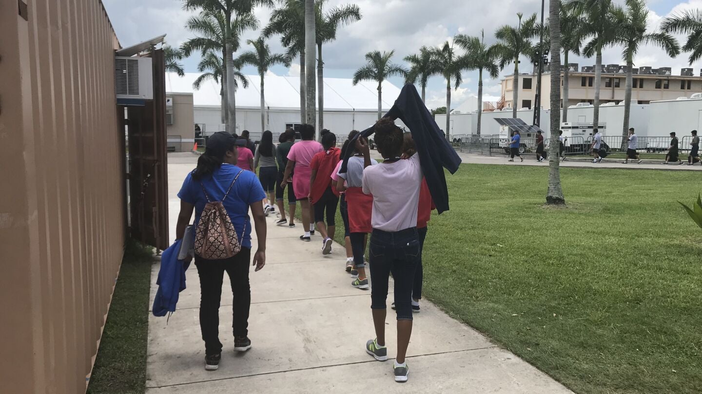 varios ni&ntilde;os inmigrantes caminan dentro del Refugio Temporal de Homestead para ni&ntilde;os inmigrantes no acompa&ntilde;ados, en Florida 