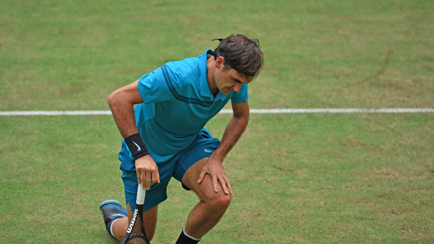 Federer hinca la rodilla en Halle Federer hinca la rodilla en Halle
