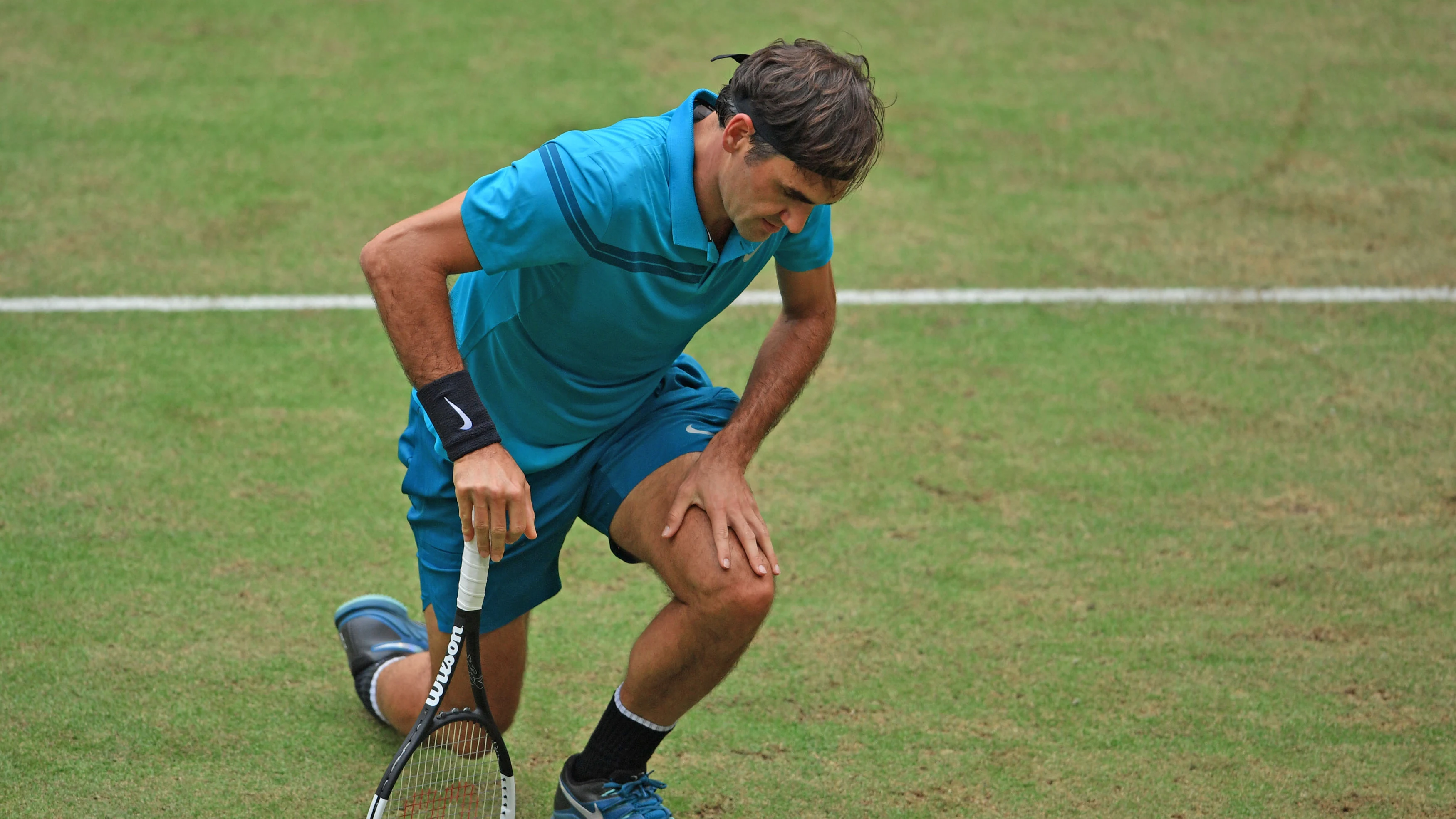 Federer hinca la rodilla en Halle