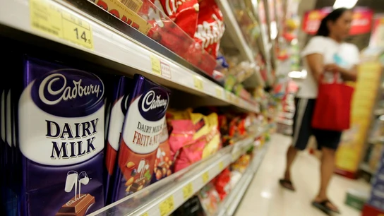Imagen de varios productos de chocolate en la estantería de un supermercado Imagen de varios productos de chocolate en la estantería de un supermercado